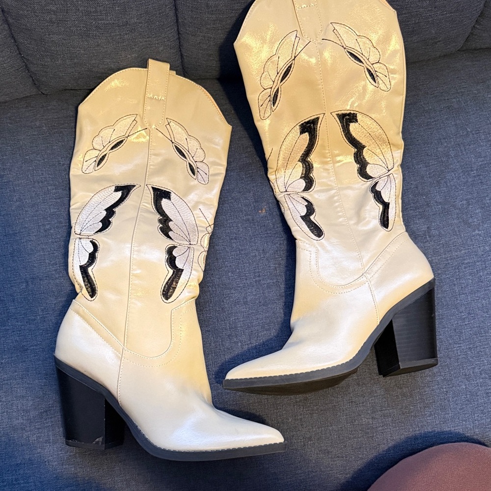 Stylish Cream Western Boots